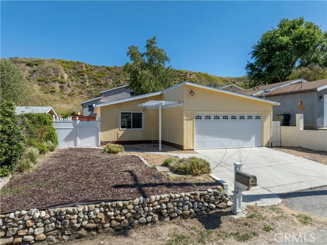 29667 CROMWELL AVE, CASTAIC, CA 91384, photo 1 of 27