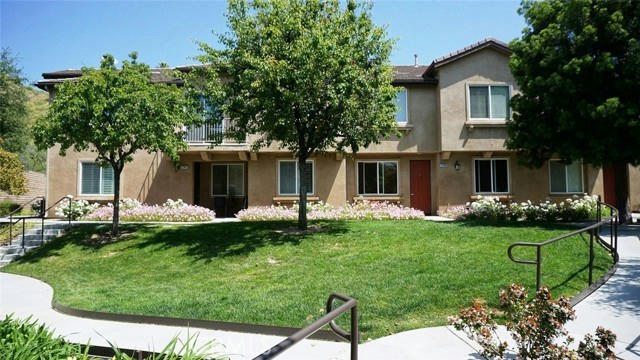 27949 AVALON DR, CANYON COUNTRY, CA 91351, photo 3 of 31